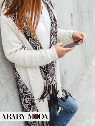 Off-white cardigan with black stripes and jeans for a youthful winter look