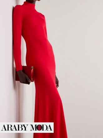 CH Red Knitted Dress with Round Neck Offers an Elegant and Luxurious Winter Image