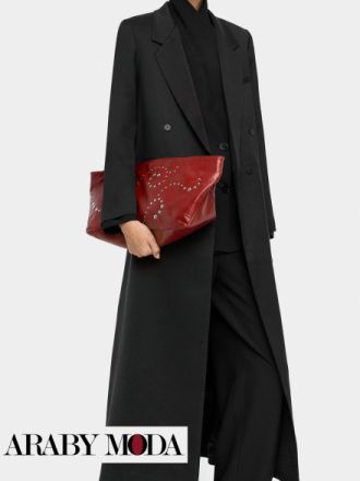 معطف بليزر أسود طويل بقصة تدمج ما بين الكلاسيكية والعصرية  في اوتفيت ديسمبر