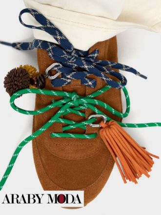 سنيكرز بني مزين بالعديد من التشارمز لصورة اكثر ترندي