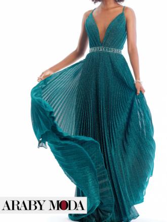 Green emerald dress for luxurious evenings and suitable for short women