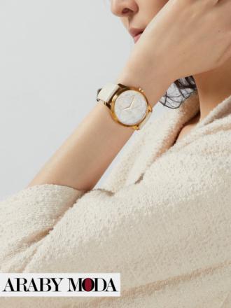 Photo showing the softness of Gucci G-Timeless Beige Watch