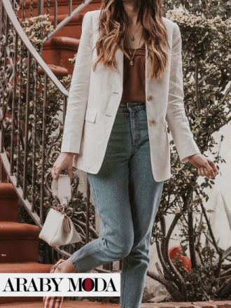 Soft autumn look when you pair jeans with a white blazer and a burgundy blouse