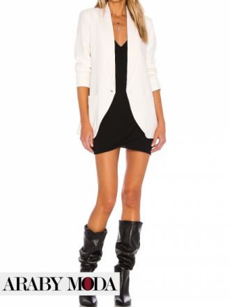 Short black dress with long white blazer and boots to achieve a romantic autumnal look