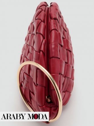 عززي من قوة وجمال اطلالة عيد الحب مع شنطة كلاتش حمراء مجدولة