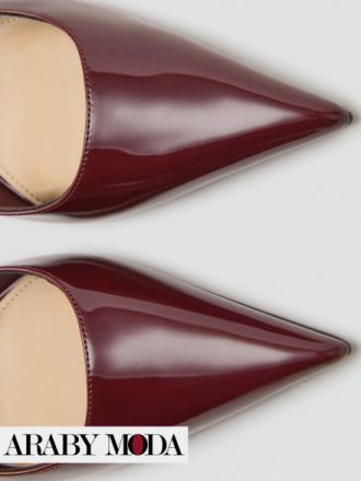 كعب عالي بلون خمري معاصر متناسق مع اوتفيت الفلانتين بستايل مونوكروم