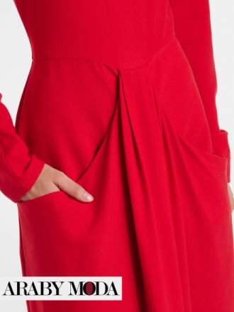 تفاصيل متكاملة ومذهلة في فستان ذا رو الماكسي الاحمر لاناقة عيد الحب