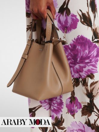 Complete this elegant winter November outfit with a beige leather bag from Max Mara Complete this elegant winter November outfit with a beige leather bag from Max Mara