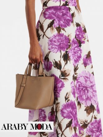 The beige leather Max Mara bag exudes luxury The beige leather Max Mara bag exudes luxury