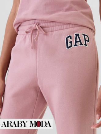 GAP logo on pink pants for a feminine sporty look