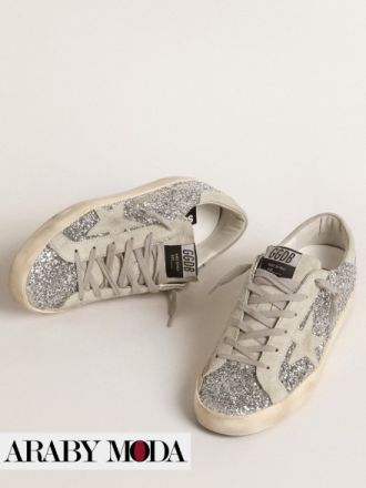 Golden Goose sneakers with silver glitter complete the youthful look
