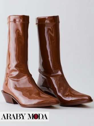 الجلد البني اللامع في البوت الشتوي يعطيه لمسة من الفخامة الجلد البني اللامع في البوت الشتوي يعطيه لمسة من الفخامة