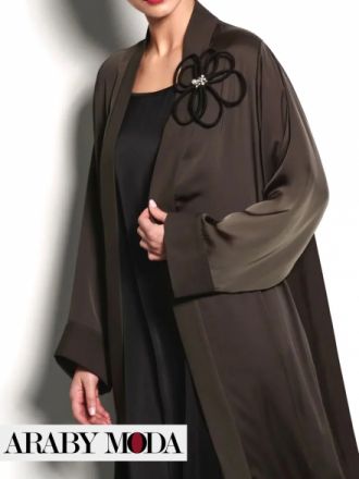 وردة تزين عباية رمضان الحريرية باللون البني وردة تزين عباية رمضان الحريرية باللون البني