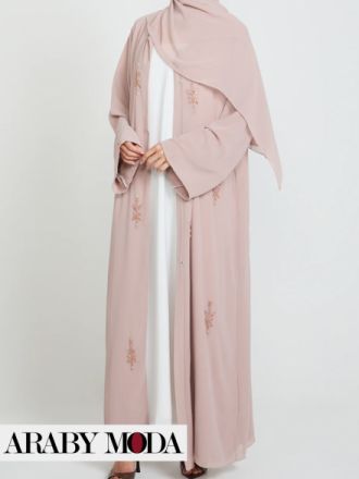 نعومة الاوتفيت الرمضاني يعتمد على عباية شيفون وردية مزينة بالخرز نعومة الاوتفيت الرمضاني يعتمد على عباية شيفون وردية مزينة بالخرز