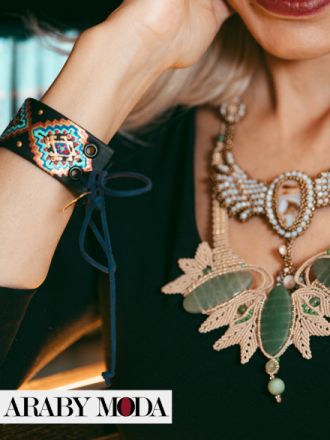 The magic of jewelry and accessories in changing the image of the look