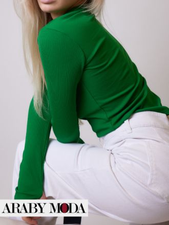 Green blouse with white jeans to show your vitality in a casual winter style