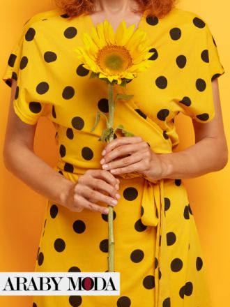 فستان يجمع اللون الاصفر الليموني مع طبعة بولكا دوت الترندي لربيع 2026