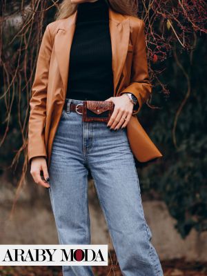 Boldness and vigor when matching jeans with a brown leather jacket