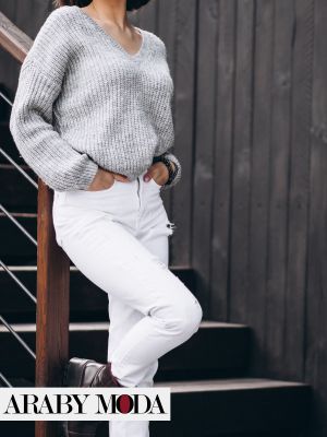 White jeans with a gray sweater and boots is your way to an elegant winter style