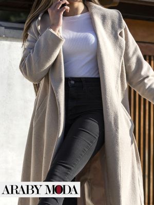 Black jeans with a white blouse and a long coat for a casual winter look