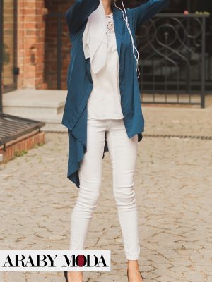 Soft look with jeans, a white blouse and a light blue jacket