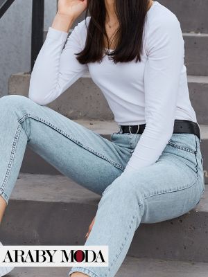 Classic jeans with a white blouse for a youthful winter style