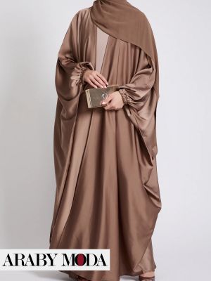 اعتز بستايلك الشرقي الفاخرة عند دمج بشت بني من الساتان