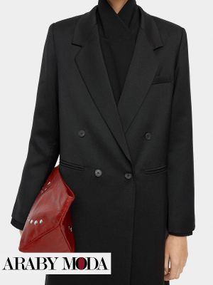 بليزر أسود طويل يندمج مع اوتفيت مريح شتوية بستايل ترندي