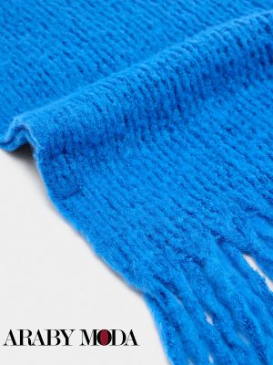 ادمج الوشاح الازرق ليكسر اللوان الشتاء في اوتفيت ديسمبر