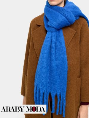 يظهر الوشاح الازرق في الاوتفيت الشتوي لبريق غني