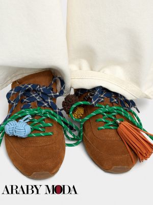 الاوتفيت الشتوي لشهر ديسمبر غني بالالوان مع سنيكرز مزين بالتشارمز