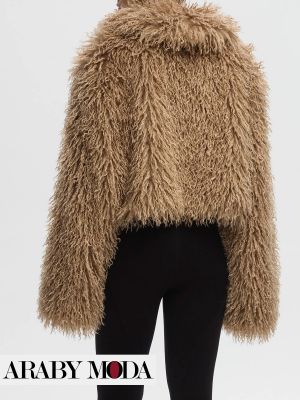 اضيفي معطف الفرو القصير لتكمل صورة اوتفيت شتوي بغاية العفوية