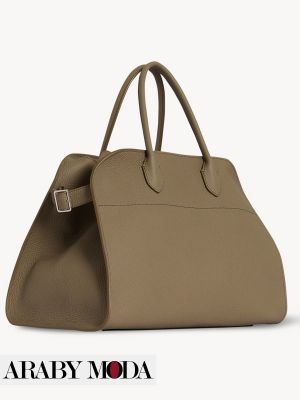 اضافة شنطة ذا رو الجلدية الى اوتفيت ديسمبر للتاكيد على الفخامة