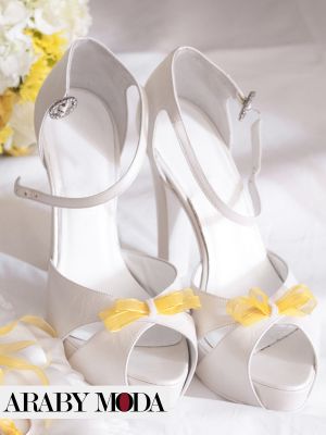 White bachelorette sandals with a touch of yellow for distinction