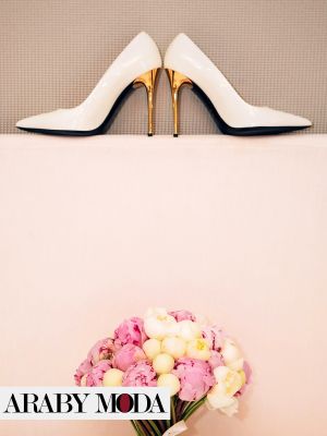 White wedding heels with a gold heel for a more distinctive and luxurious look