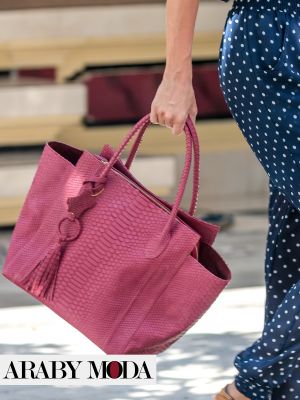 A practical, large bag with a crocodile effect for your honeymoon