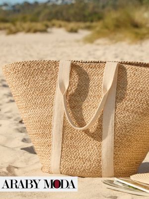 Straw beach bag is a classic honeymoon style