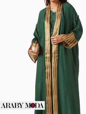 عباية خضراء مطرزة بخيوط ذهبية بالاضافة الى كعب وشنطة ذهبية لتكمل اوتفيت فاخر لليوم الوطني السعودي