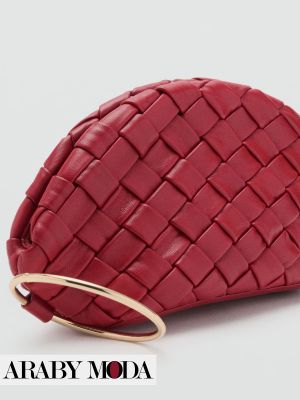 شنطة كلاتش حمراء مجدولة مع حلقة ذهبية تركز على ستايلك المترف في عيد الحب