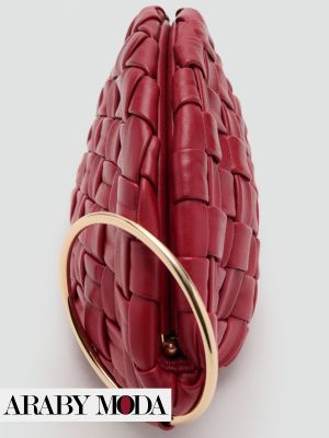 عززي من قوة وجمال اطلالة عيد الحب مع شنطة كلاتش حمراء مجدولة