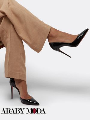 كعب كريستيان لوبوتان من الجلد الاسود الامع ونعل احمر هو اختيار يكمل اطلالة عيد الحب