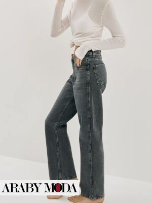 Straight-leg jeans are one of the best choices for millennial women