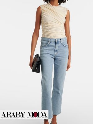 Straight-leg jeans that style with Millennial summer looks