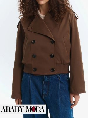 A short brown winter jacket gives you a more vibrant look in this November outfit A short brown winter jacket gives you a more vibrant look in this November outfit
