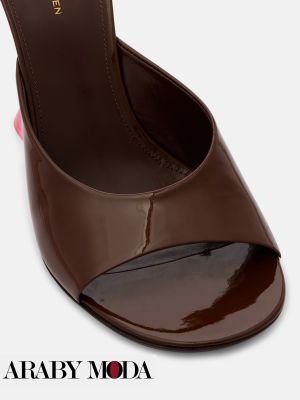 For this stunning November outfit, you need these patent brown leather heels For this stunning November outfit, you need these patent brown leather heels