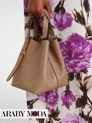 Complete this elegant winter November outfit with a beige leather bag from Max Mara Complete this elegant winter November outfit with a beige leather bag from Max Mara