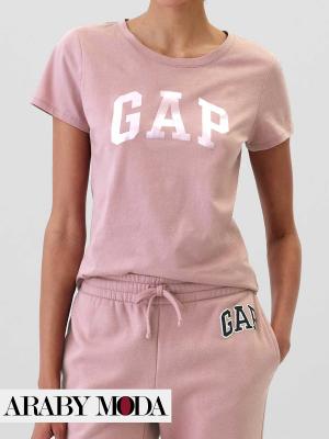 Pink GAP T-shirt for a feminine sporty look