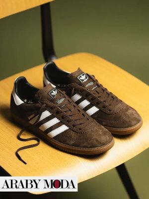 Your youthful signature in your fall outfit with brown Adidas Samba sneakers