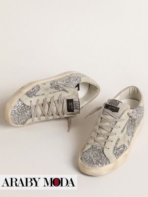 Golden Goose sneakers with silver glitter complete the youthful look