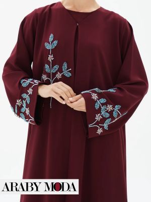 ستظهر السيدة الناعمة الانيقة في عباية رمضان باللون العنابية والمزينة بالخرز